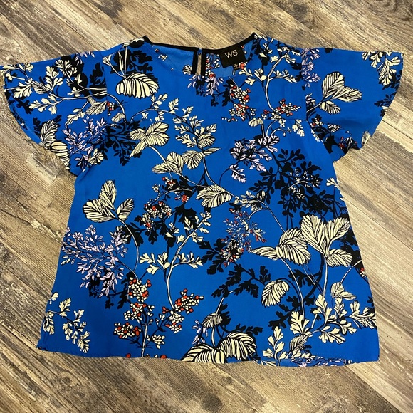 Blue floral flutter sleeve blouse. - Picture 1 of 5